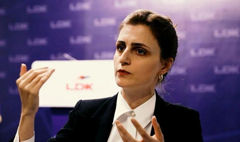 Yanina Yemer reagiert auf Haxhius Angebot an Frankreich: Kosovo hängt immer noch von KFOR für Brände ab