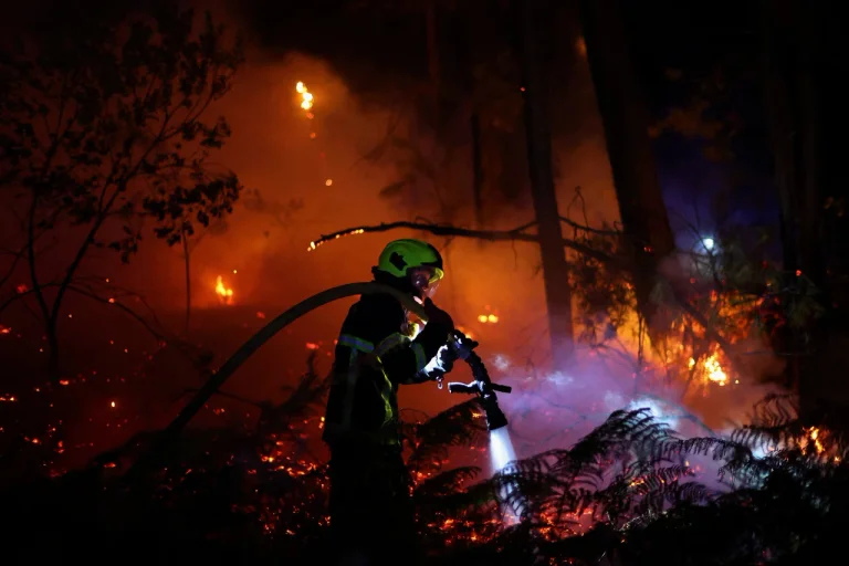 Massicce incendi in Francia, oltre 220 mila abitanti evacuate