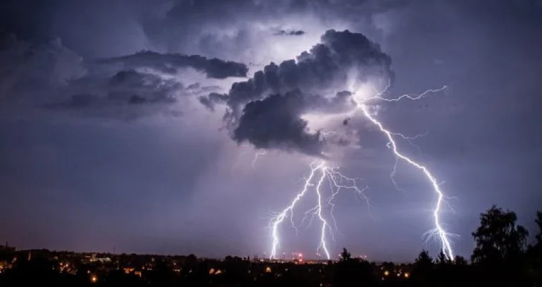 Se esperan fuertes tormentas, poderosa actividad eléctrica, lluvias torrenciales e inundaciones el lunes
