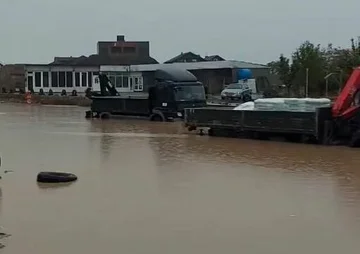 Kamionët bllokohen në ujë pas vërshimeve në rrugën Ferizaj-Shkup