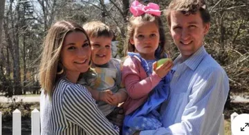 Accusato per aver ucciso i suoi figli, Lindsey Clancy scoppia in lacrime in tribunale come i nomi dei tre morti sono letti ad alta voce