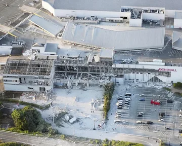 Alcune persone rimangono intrappolate in un centro commerciale in Giappone dopo il terremoto