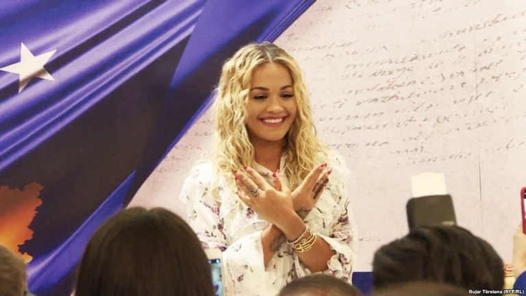 Rita Ora parla delle sue radici dal Kosovo: sono orgoglioso di essere un immigrato