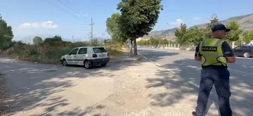 Madre estaba cruzando la calle en Korca, el coche chocó contra un niño de cuatro años.