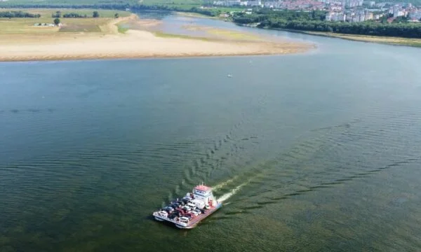 Tourist ship stuck on the Danube River due to low water level, evacuate over 180 passengers