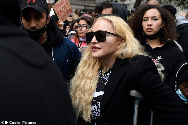 Madonna befason fansat, me paterica i bashkohet protestës “Black Lives Matter”