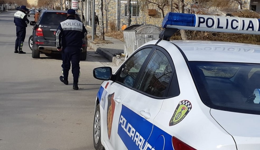 Arrestohen dy policë në Shqipëri, kërkuan para dhe seks nga një grua për kthimin e automjetit