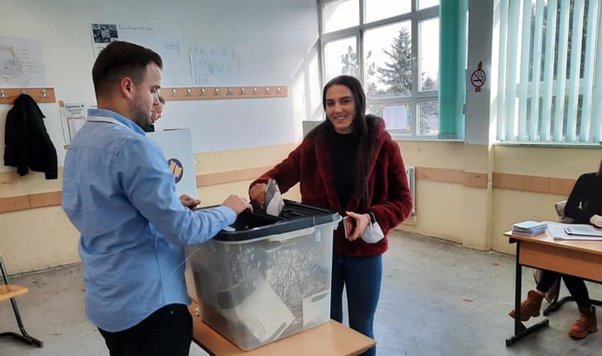 Hendbollistja e lindur në Mal të Zi voton për herë të parë në Kosovë