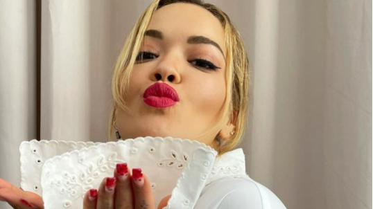 Rita Ora uron Shën Valentinin me këtë porosi