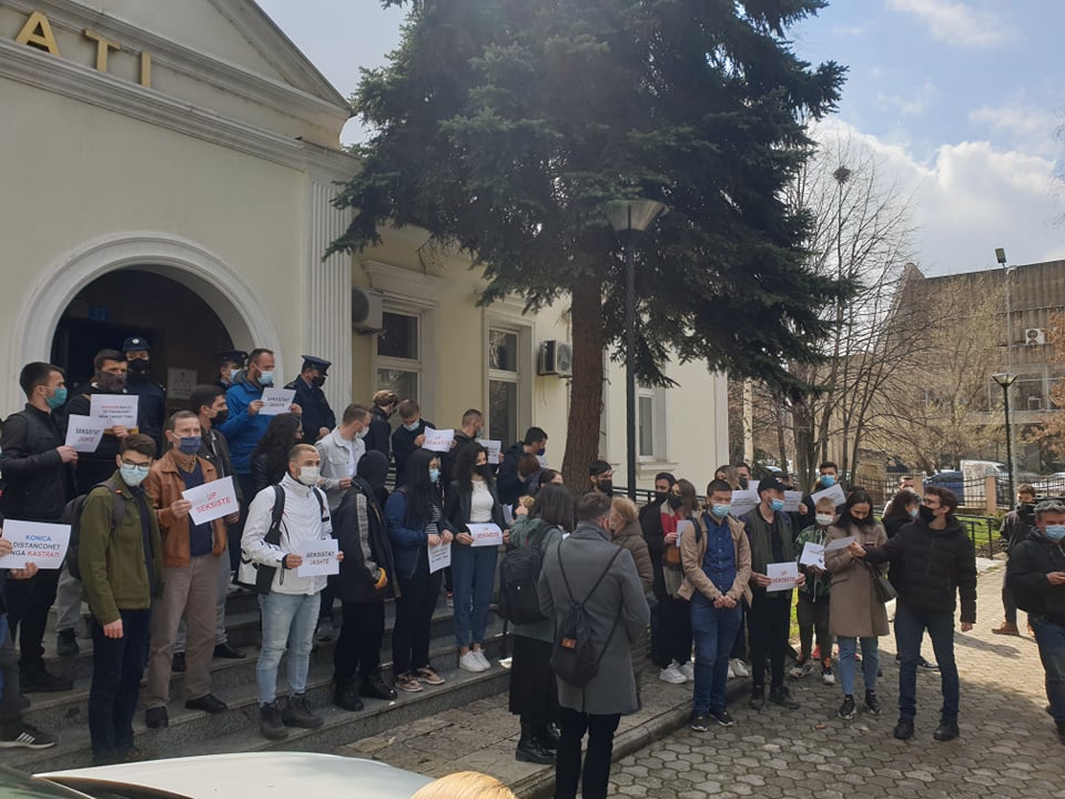 “Seksistat jashtë”, protesta para rektoratit pas deklaratës së Ardian Kastratit