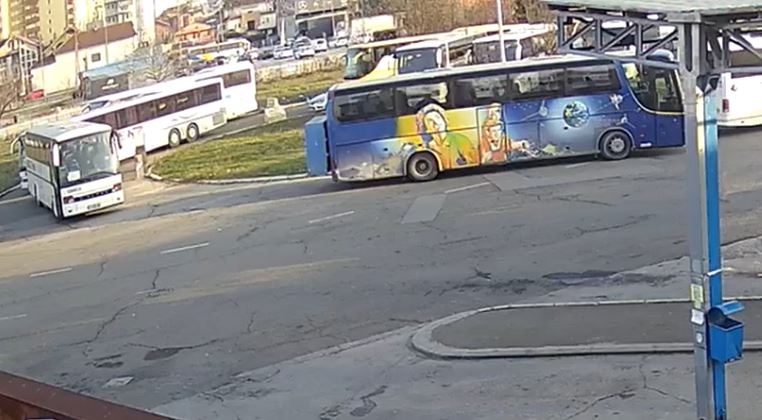 “Na thanë leni autobusët dhe dilni jashtë”, shoferi flet për panikun e krijuar në Stacionin e Autobusëve