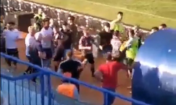 Video që nuk ua sheh syri shpesh – Tifozët sulmuan brutalisht lojtarët pasi ranë nga liga