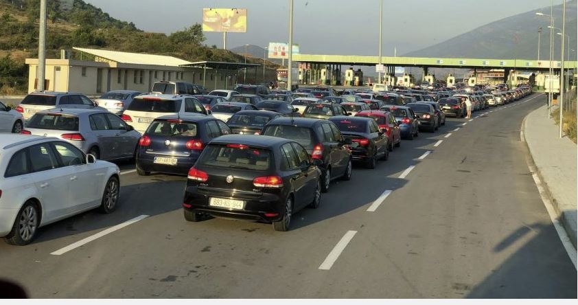 Masivisht në bregdet: 20 mijë kosovarë hynë në Shqipëri veç sot