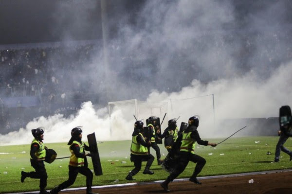 Tragjedi në stadiumin e Indonezisë, 179 viktima pas ndeshjes së futbollit (Video)