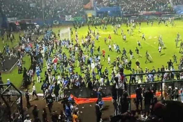 ​Tragjedia në Indonezi, pezullohet kampionati, reagon edhe FIFA