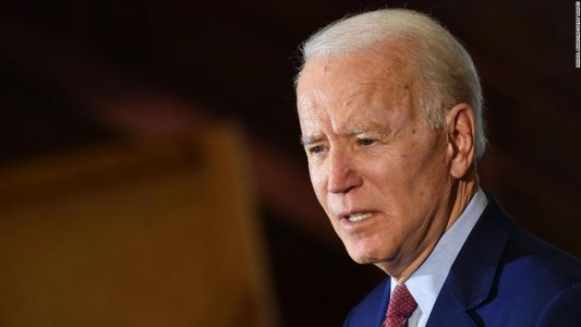 Biden ‘humb’ në skenë- Pamjet e publikuara së fundmi shqetësojnë votuesit e tij (VIDEO)