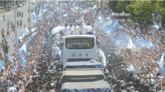 Parada e Messit me shokë, çmenduri në Buenos Aires, miliona njerëz pushtojnë rrugët