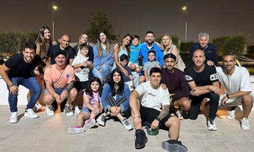 Messi publikon foto me familjen e madh në Katar, një ditë pasi siguroi finalen e Botërorit