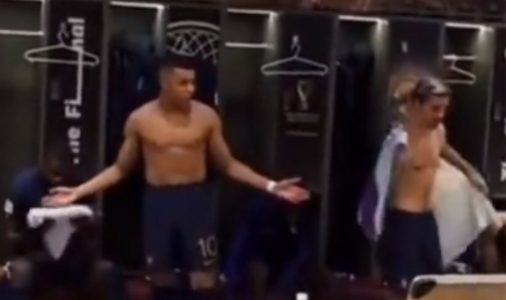 Mbappe shokëve të skuadrës në pushimin mes pjesëve: Është finalja e Kupës së Botës, o njerëz