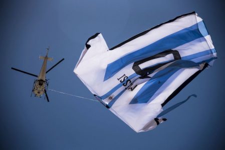 Sa e bukur kjo: Një helikopter me fanellë gjigante të Messit shfaqet në Rosario të Argjentinës