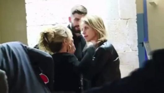 E papranueshme: Del video si Shakira keqtrajtohej nga vjehrra në prani të Pique