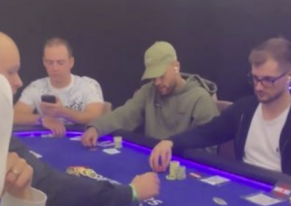 Neymar e harron shpejtë humbjen nga Bayerni, shihet duke luajtur poker