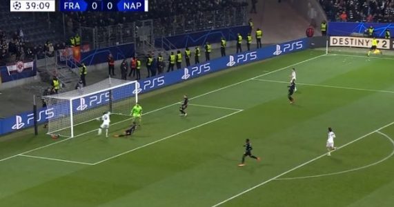 Napoli po e kryen punën me sukses edhe në Ligën e Kampionëve ndaj Eintracht Frankfurt