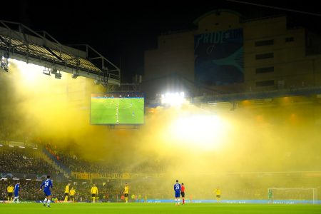 Nuk shihet kaltër: Tifozët e Dortmundin ngjyrosin me të verdhë stadiumin ‘Stamford Bridge’