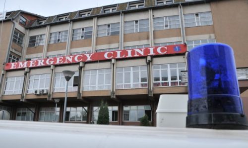 Pamje të rënda: Qentë kafshojnë drejtorin e Neurologjisë në oborrin e QKUK-së (Foto)