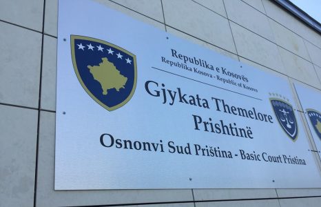 Gjykata ia cakton 30 ditë paraburgim të dyshuarit që e plagosi gruan në Fushë Kosovë