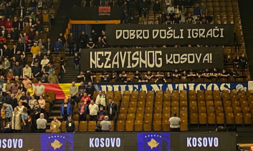 Kosova befasohet nga Bosnja – Tifozët shfaqin mesazhin “Kosova e pavarur”