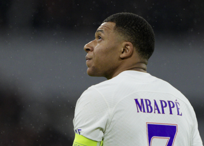 Jamie Carragher: Kylian Mbappe duhet të largohet, të shkojë në Real