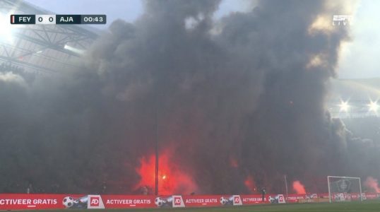 Tifozët e “kallin” stadiumin, lojtarët e Ajax dhe Feyenoord detyrohen të kthehen në zhveshtore