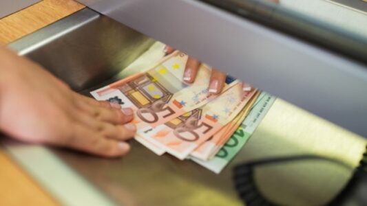 Deponohen 700 euro të falsifikuara në një bankë në Prishtinë, policia nis hetimet