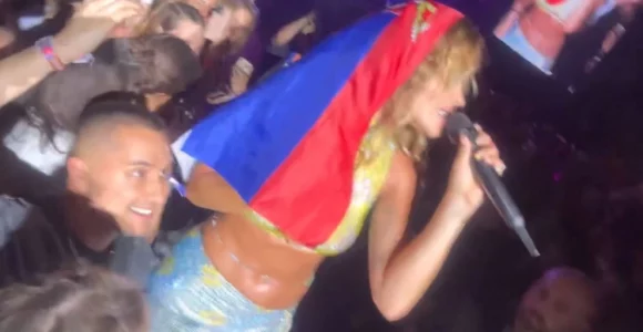 Dalin pamje të reja: Si e mori Rita Ora flamurin serb në koncert