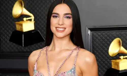 Dua Lipa mbërrin me të dashurin në Ibiza pas Shqipërisë, fotografohet duke pirë një cigare