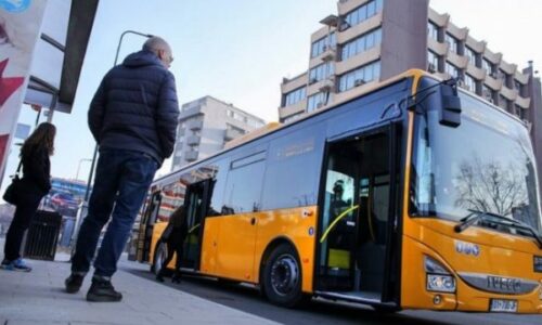 Rama: Qytetarët që udhëtojnë me autobus nga vendet tjera, prej sot kanë biletën falas në Trafikun Urban