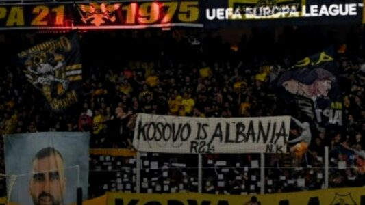 Tifozët e AEK shpalosin banerin Kosova është Shqipëri!