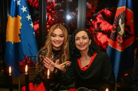“Gëzuar”- Rita Ora uron Shqipërinë për Ditën e Pavarësisë