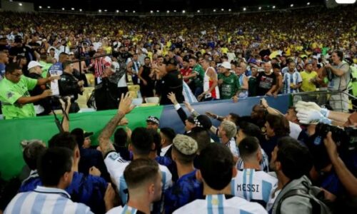 Pamje të tmerrshme nga ndeshja Brazil-Argjentinë: Policia iu jep ‘dajak’ tifozëve, të përfshirë edhe futbollistët