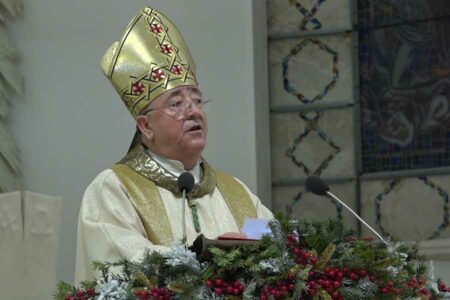 Ipeshkvi Gjergji uron Krishtlindjet: T’i lutemi Zotit të na mbush me paqe, gëzim dhe forcë