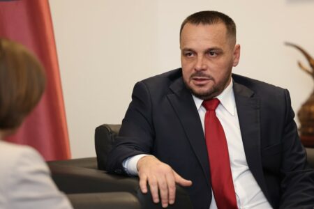 Alarmon Maqedonci: Serbia ka vendosur 3 brigada jo shumë larg kufirit me Kosovën