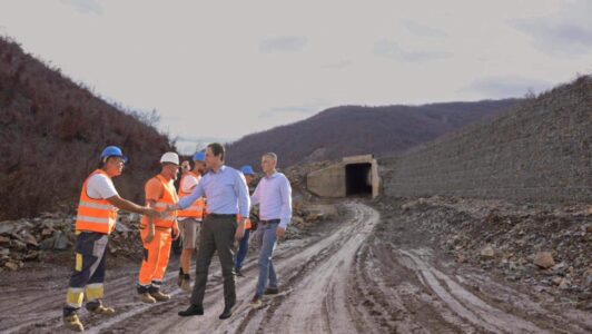 Nuk u dolën fjalët se përfundon në 2023, Aliu për Autostradën e Gjilanit: Shkoj çdo muaj t’i shoh punimet