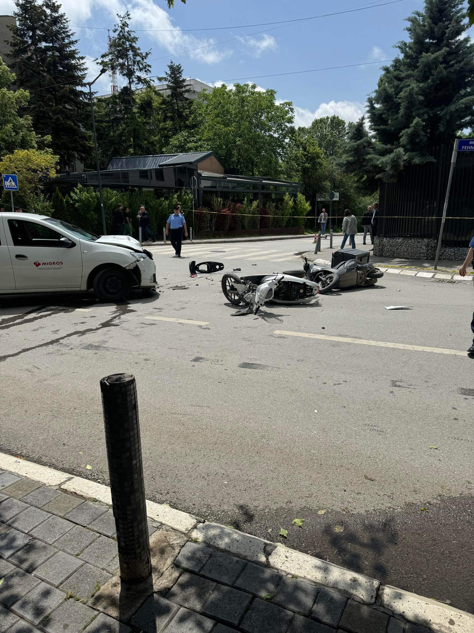 Aksident i rëndë te “kafet e vogla” në Prishtinë, vetura përplaset me 2 motoçikleta