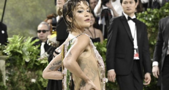 Rita Ora shkëlqen në Met Gala 2024, merr vëmendjen e të gjithëve