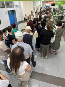 Qytetarët presin në radhë për t’u kontrolluar në QKUK në vapë të madhe, Haxhiu: Ky realitet për Kurtin është si në Zvicër