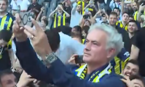 Mourinho i bashkohet tifozëve në tribuna, krijohet atmosferë fantastike