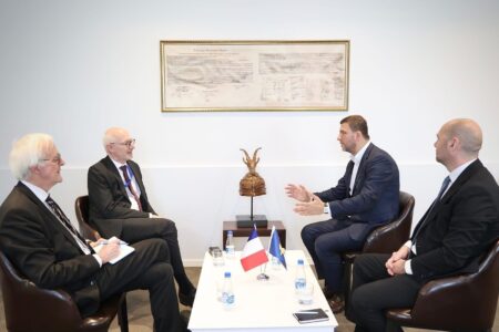 Krasniqi takohet me ambasadorin francez, flasin për zhvillimet politike dhe sigurinë në vend