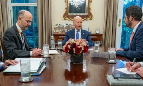 Biden flet në “Time”: Magazina e famshme e vëren në kabinet medaljen e Kosovës për djalin e tij