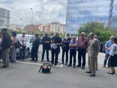 Ish-punëtorët e “Rilindjes” protestojnë para AKP-së, kërkojnë 20 përqindëshin